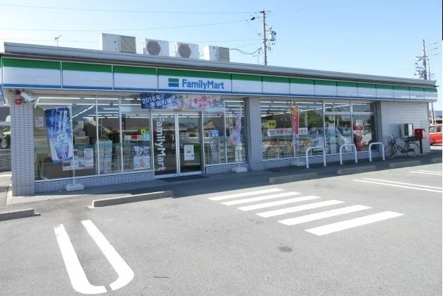 ファミリーマート伊勢おばた店まで50m