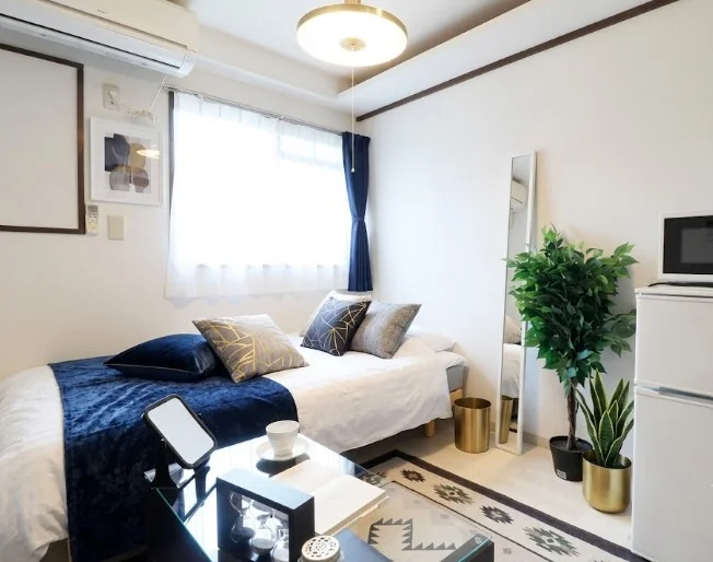 家具家電付きで入居されたその日から自宅のようにくつろいでいただける空間となっております！　ビジネスホテルより割安で経費削減も可能なマンスリーマンション！※植木と額とクッションなどは写真用です。