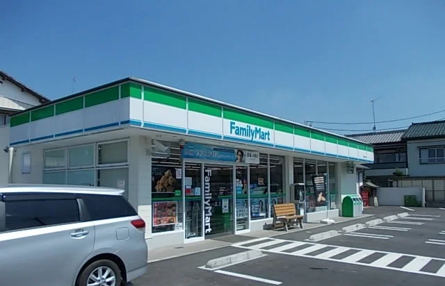 ファミリーマートまで710m