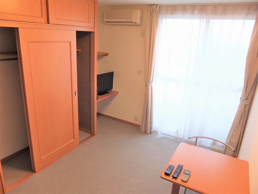 カーテンやテーブル、テレビも備え付けです