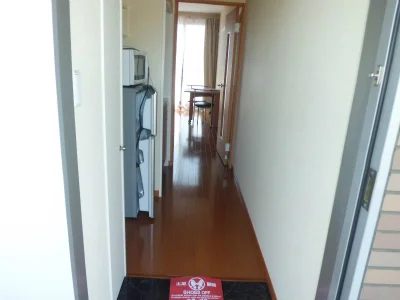 手前にキッチン、奥に居室があります。