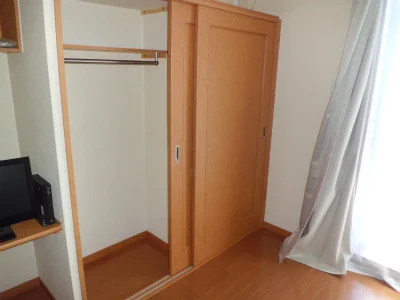 棚とハンガーバー付のクローゼット。