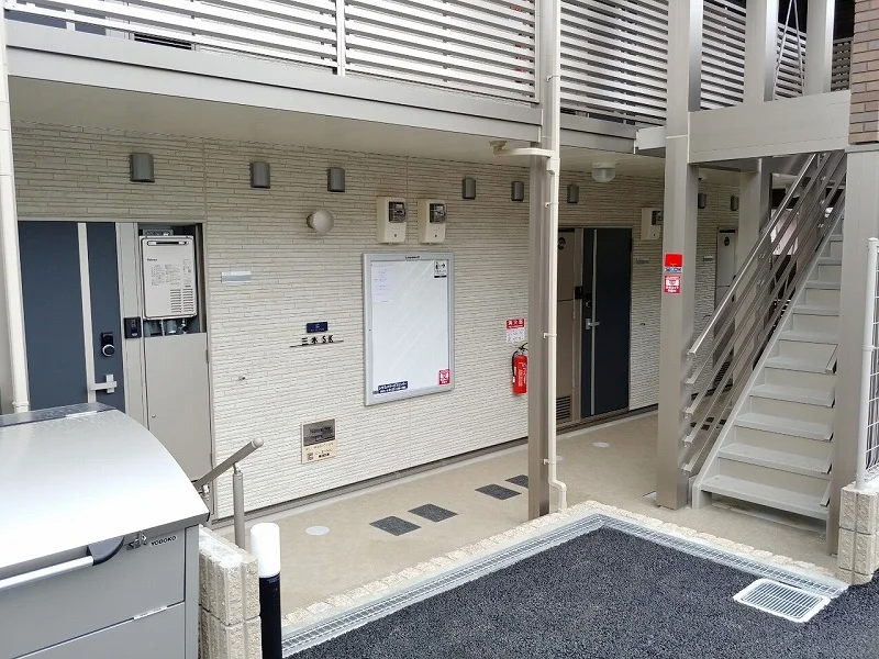 共用スペース（掲示板・階段）