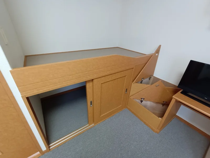 ベッド下が収納スペースです。