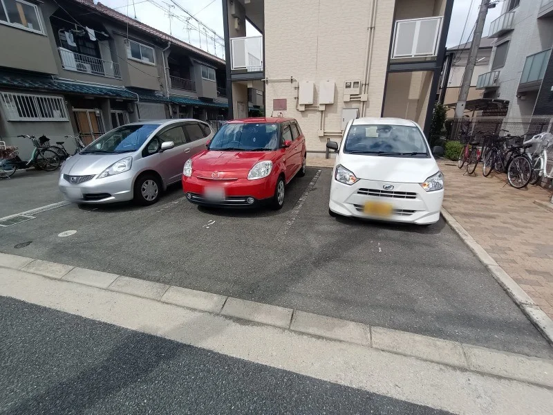 駐車場は別途料金が必要です。