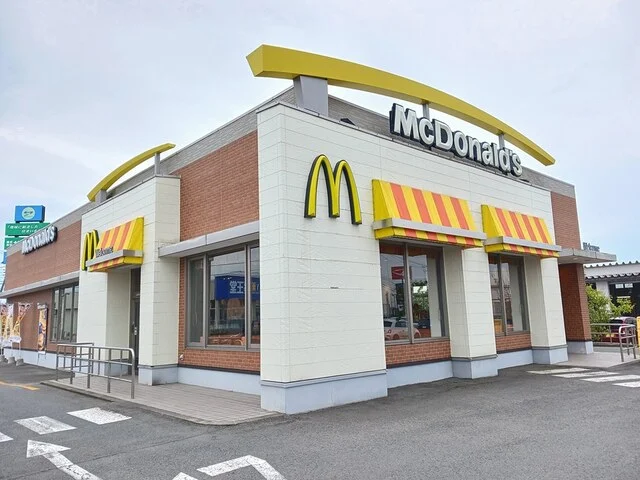 マクドナルド7号線能代店まで184m