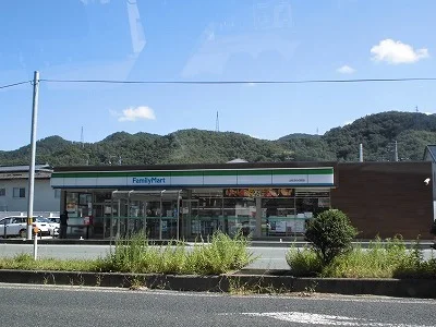 ファミリーマートまで1400m