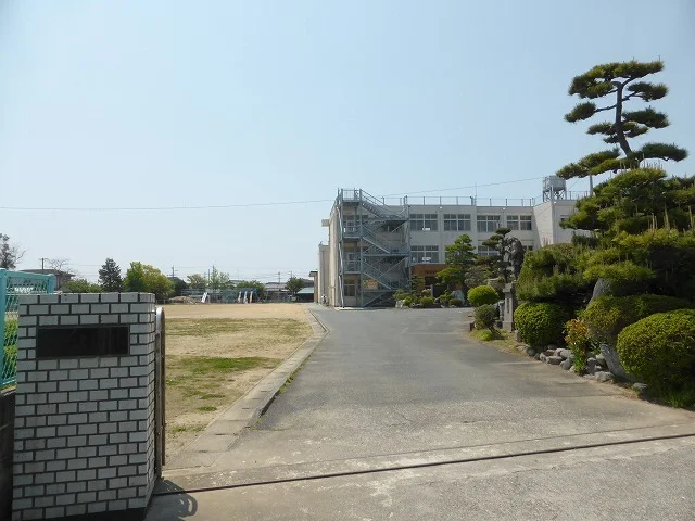 豊浜小学校まで1300m
