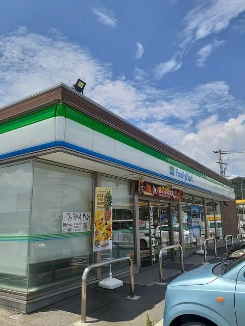 ファミリーマート和歌山直川店様まで400m