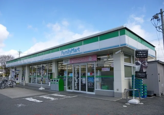 ファミリーマートまで1100m