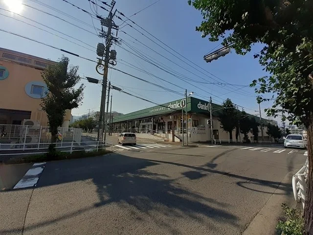 ダンクユー本店まで411m