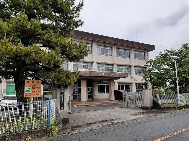 鈴鹿市立箕田小学校まで437m