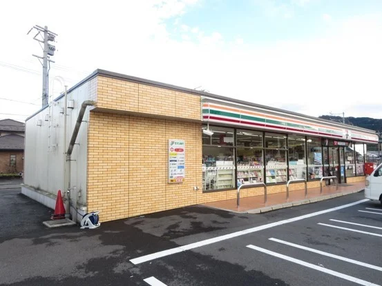 セブンイレブン粟野西1丁目店まで400m