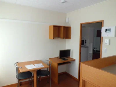 机や棚など、遊び心たっぷりの居室。