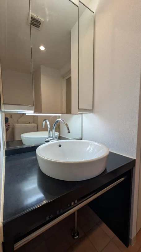 おしゃれな独立洗面台付き♪三面鏡も♪