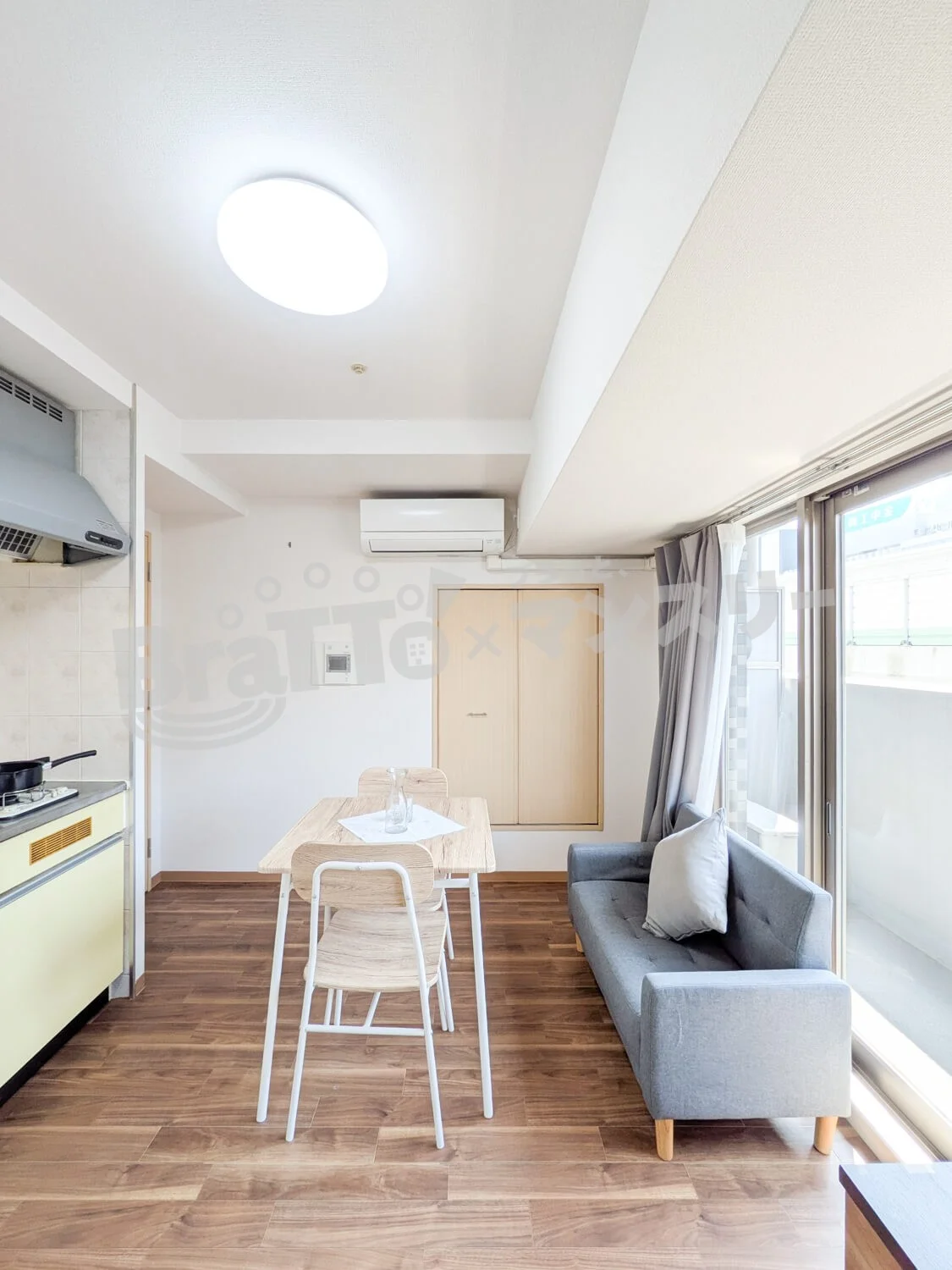 ダイニングテーブル・チェア完備♪