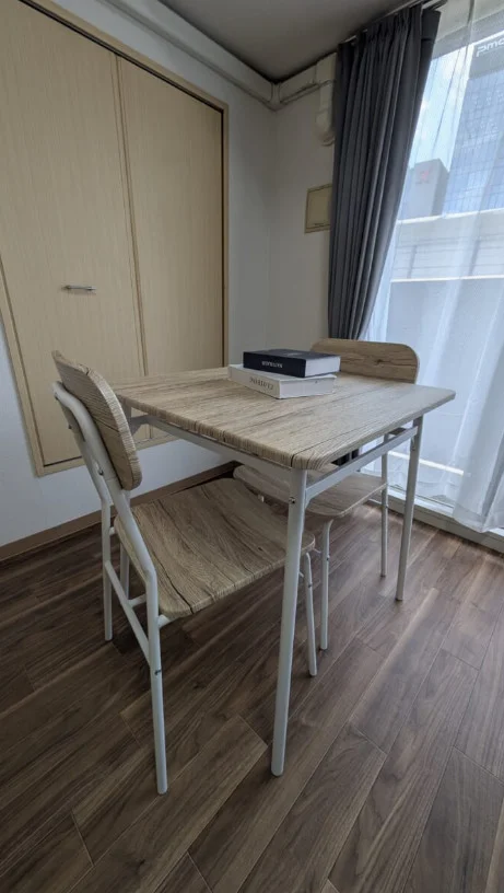 ダイニングテーブル・チェア完備♪