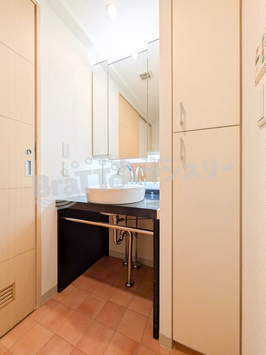 おしゃれな独立洗面台付き♪三面鏡も♪