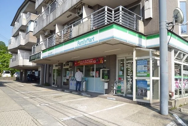 ファミリーマートまで650m