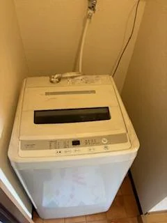 洗濯機（元々バルコニーに設置していたのを玄関横に設置しております。その為外見は汚れていますが中は掃除済みです）