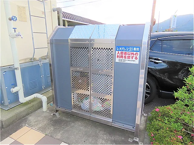 敷地内にゴミ庫が設置されておりゴミ捨てに便利です