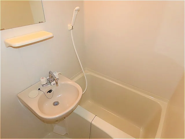 洗面台とユニット式のお風呂です