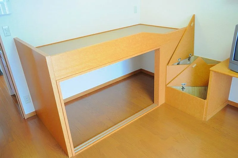 ベッド下・階段下は収納になっています