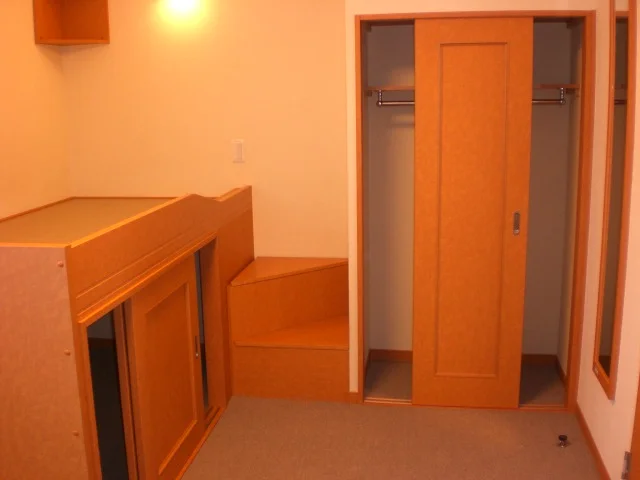 クローゼット完備ベット下も収納スペースになっています。