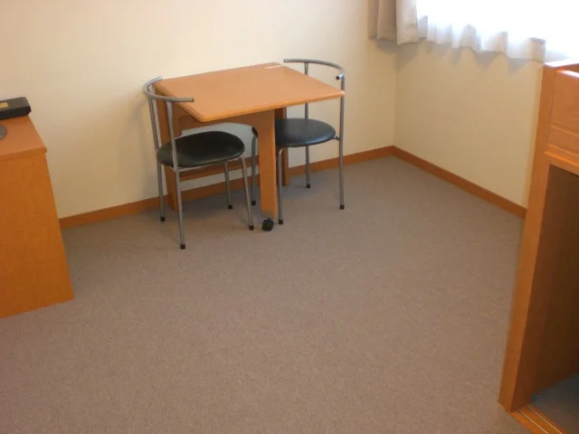 備え付け机完備