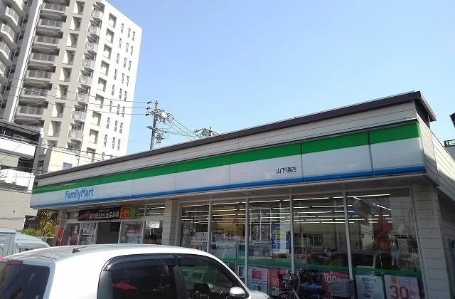 ファミリーマートまで248m