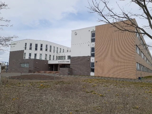 苫小牧市立ウトナイ小学校まで700m