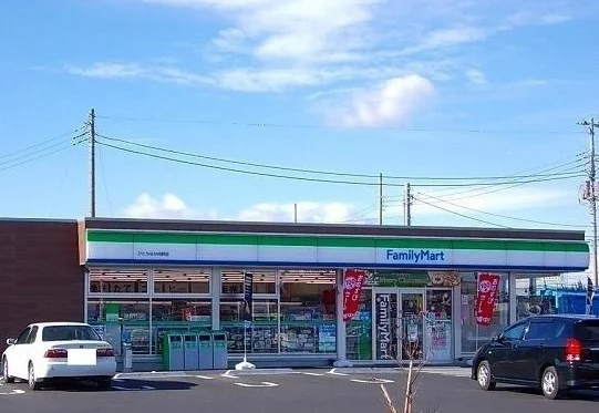 ファミリーマートまで1090m