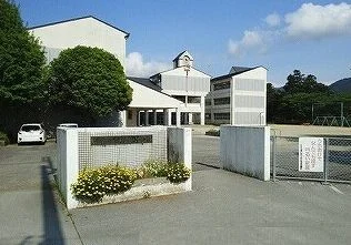市浜小学校まで670m