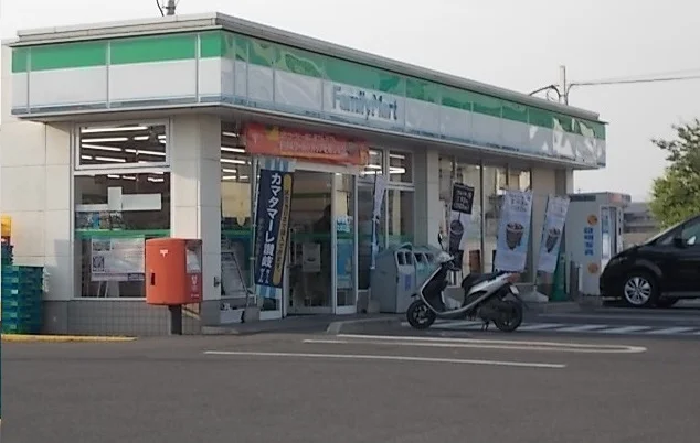 ファミリーマートさんまで50m