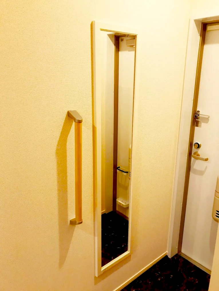 姿見付き。お出かけ前のセルフチェックに