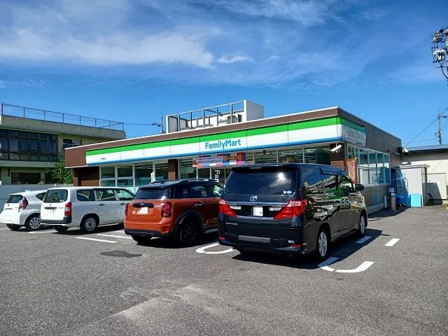 ファミリーマートまで220m