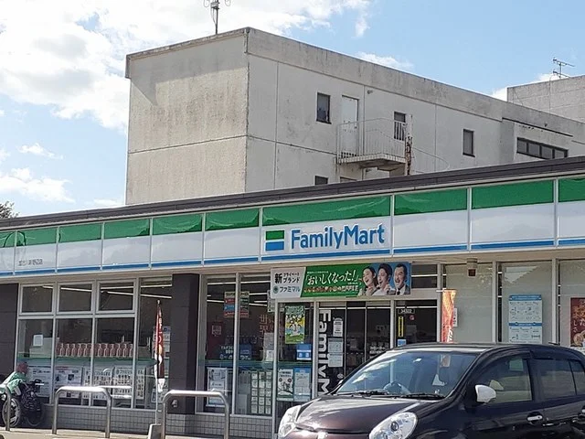 ファミリーマートまで495m