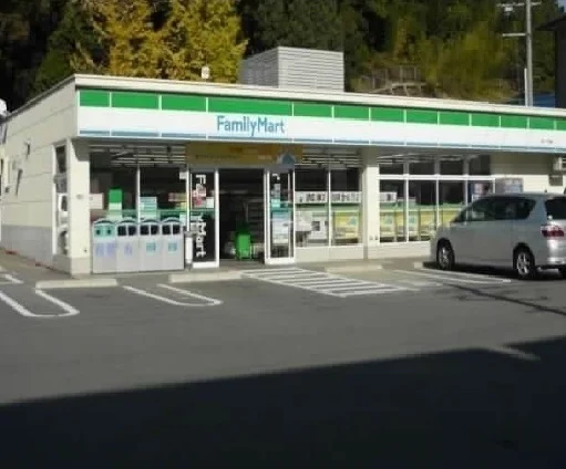 ファミリーマートまで600m