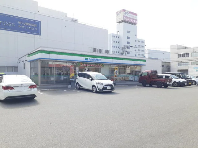 ファミリーマートまで700m