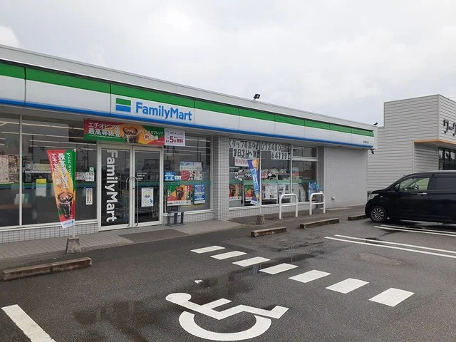 ファミリーマート様まで571m