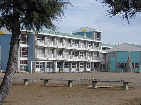 朝日が丘小学校まで900m