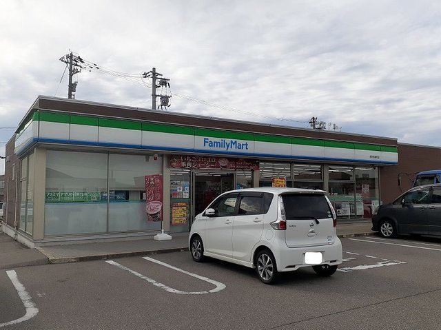 ファミリーマートまで900m