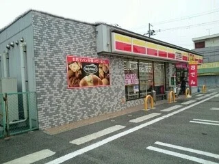 デイリーヤマザキ和歌山手平店様まで300m