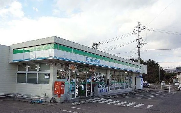 ファミリーマートまで1100m