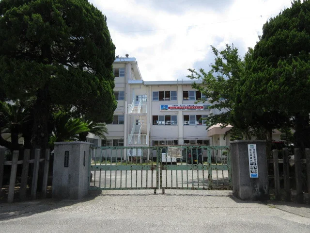 手鎌小学校まで1040m