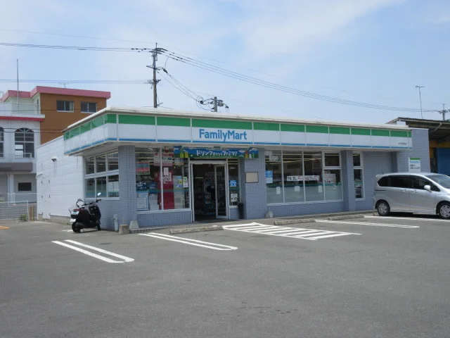 ファミリーマートまで140m