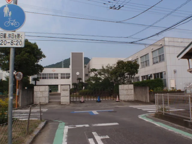 宇多津町立宇多津小学校まで300m