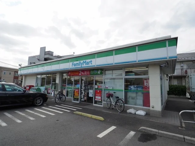 ファミリーマート草加稲荷店まで120m