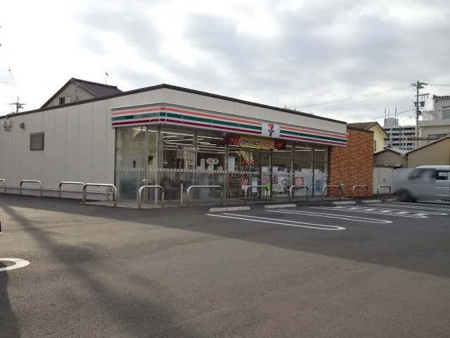 セブンイレブン　本町３丁目店まで600m