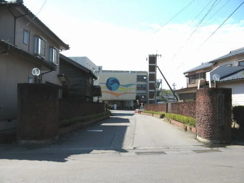 仁愛女子短期大学まで1500m